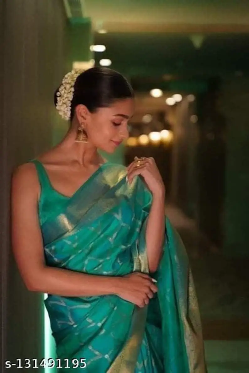 ALIA BHATT STUNNING LOOKS IN BEAUTIFUL GREEN SAREE SLEEVELESS BLOUSE 2